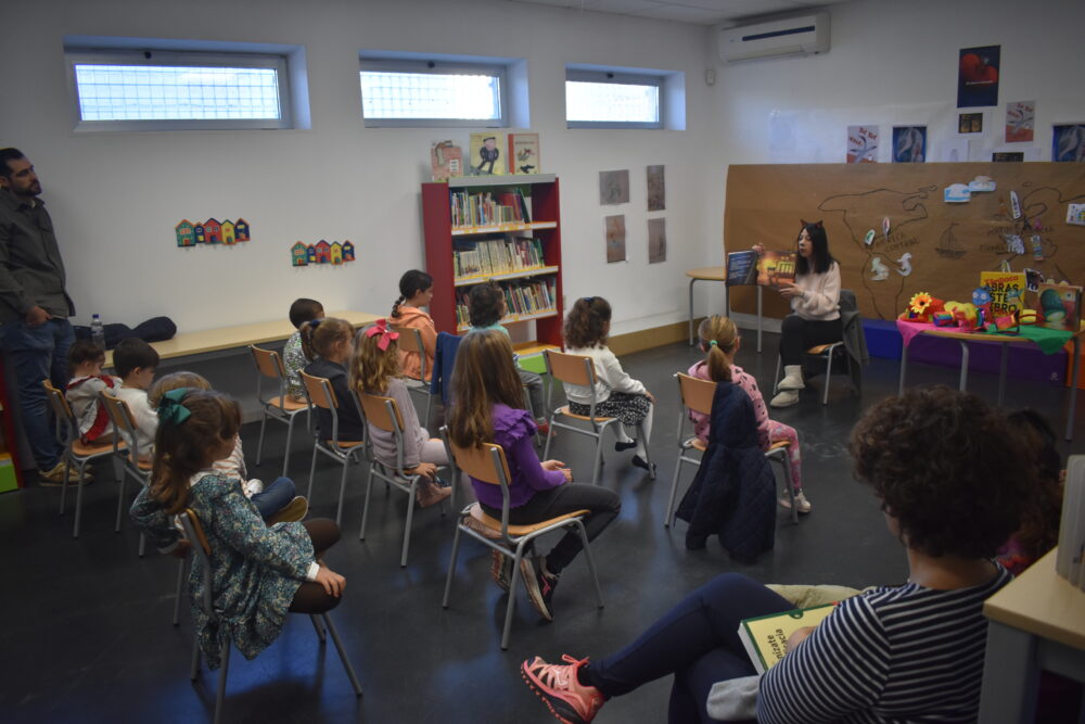 La Gatita Mila hace disfrutar a los más peques en la Biblioteca Municipal