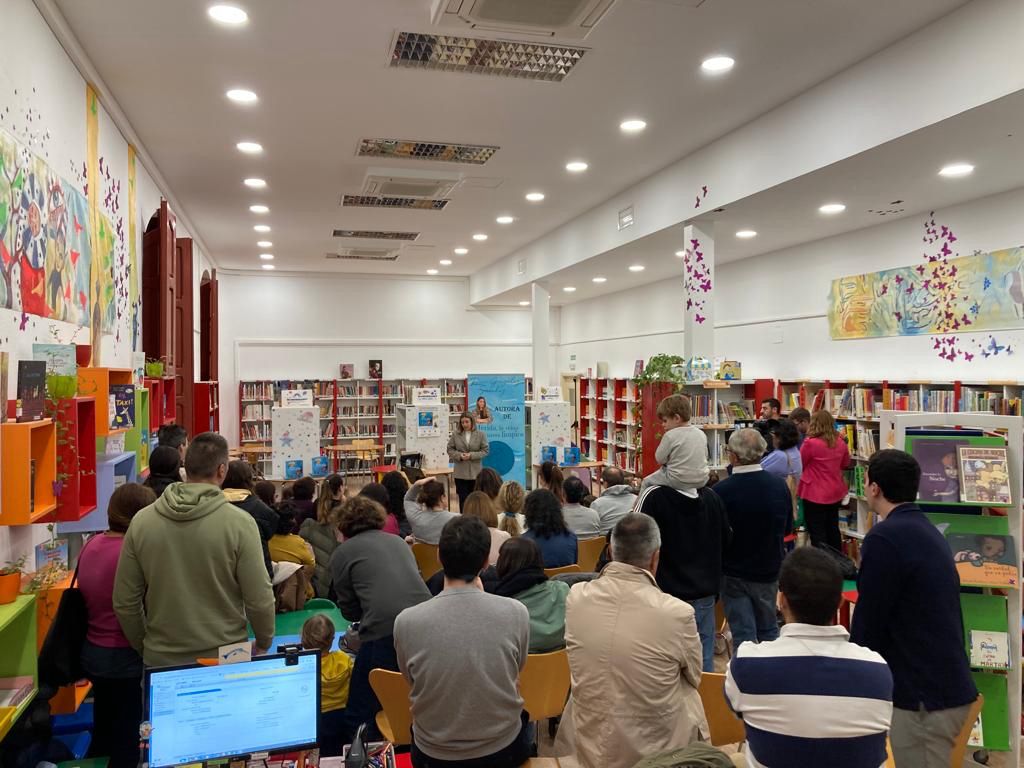 La docente Rocío González presenta “Mérida, la reina de los mares limpios” en la Biblioteca Infantil de Alcázar de San Juan