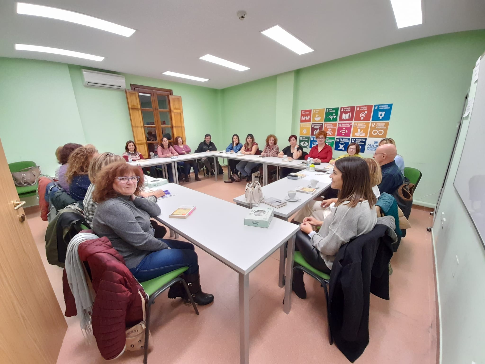 Primer día del Club de Lectura en la biblioteca municipal
