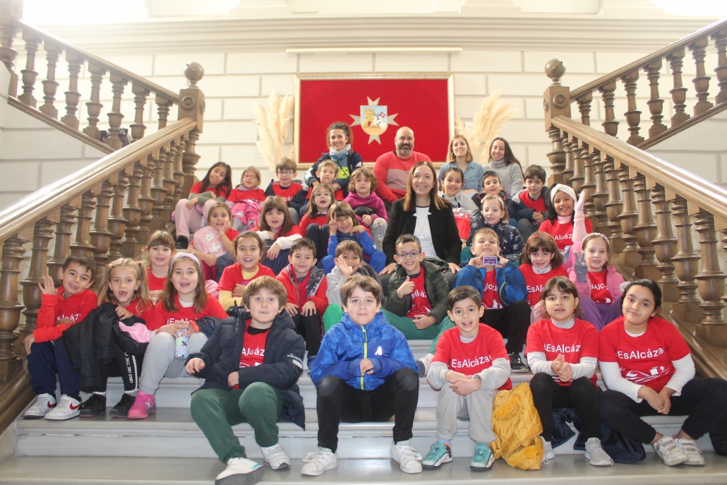 Rosa Melchor recibe la visita del alumnado de 2º de Primaria del CEIP Gloria Fuertes
