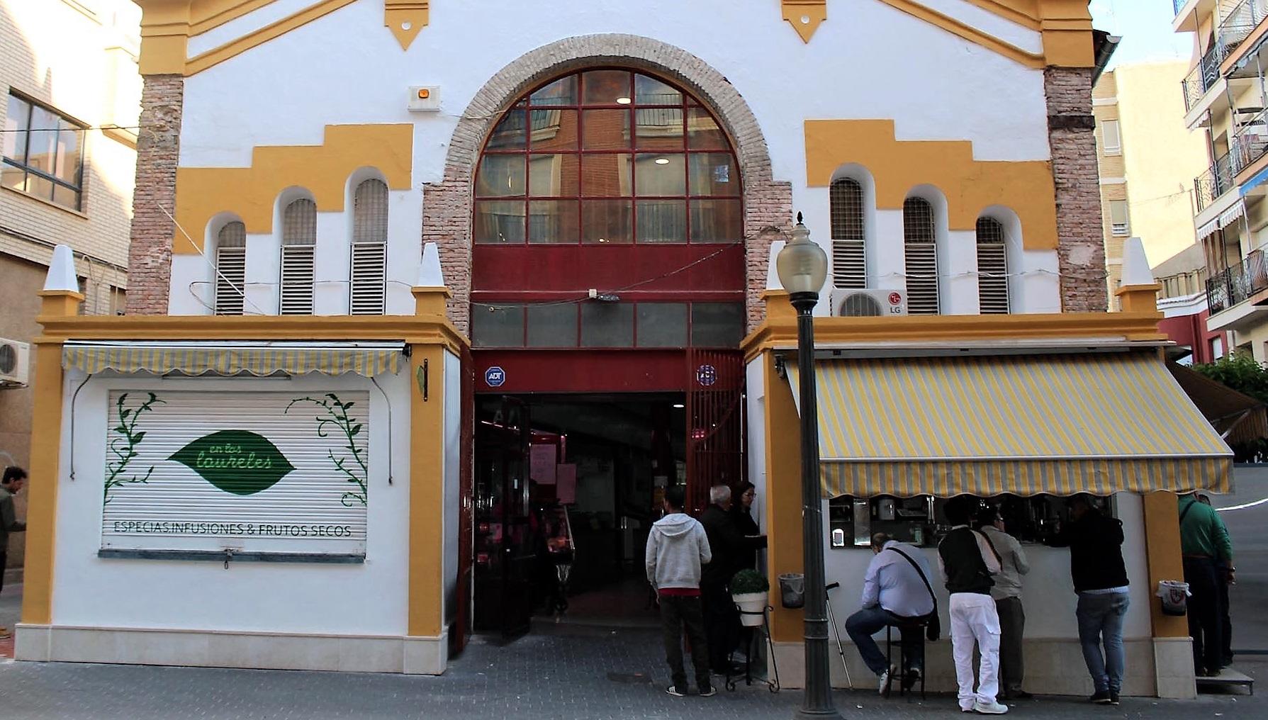 Un equipo de encuestadores recorre los comercios de Alcantarilla para recabar sus opiniones y necesidades