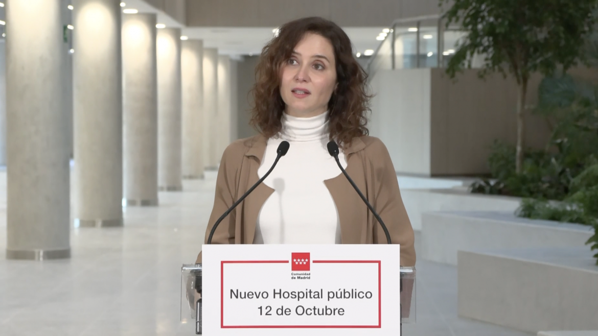 Díaz Ayuso presenta el villancico de la Comunidad Es Navidad en Madrid con música de Los Secretos y las voces del coro del Colegio Tajamar