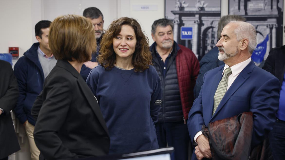 Díaz Ayuso garantiza el diálogo con el sector del taxi para seguir mejorando el servicio y ampliando el transporte a demanda