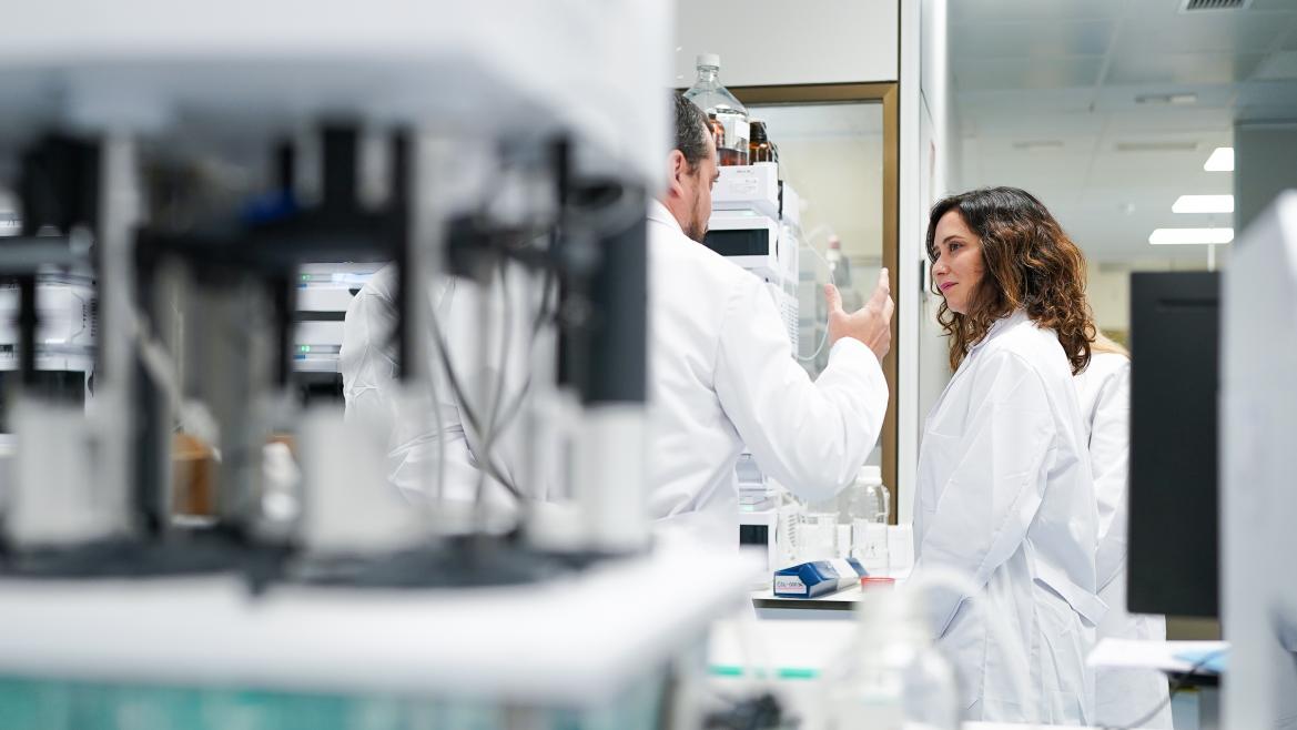 Díaz Ayuso inaugura en Alcobendas el primer hub europeo de empresas del sector farmacéutico: “Estimulamos su actividad y facilitamos inversiones”