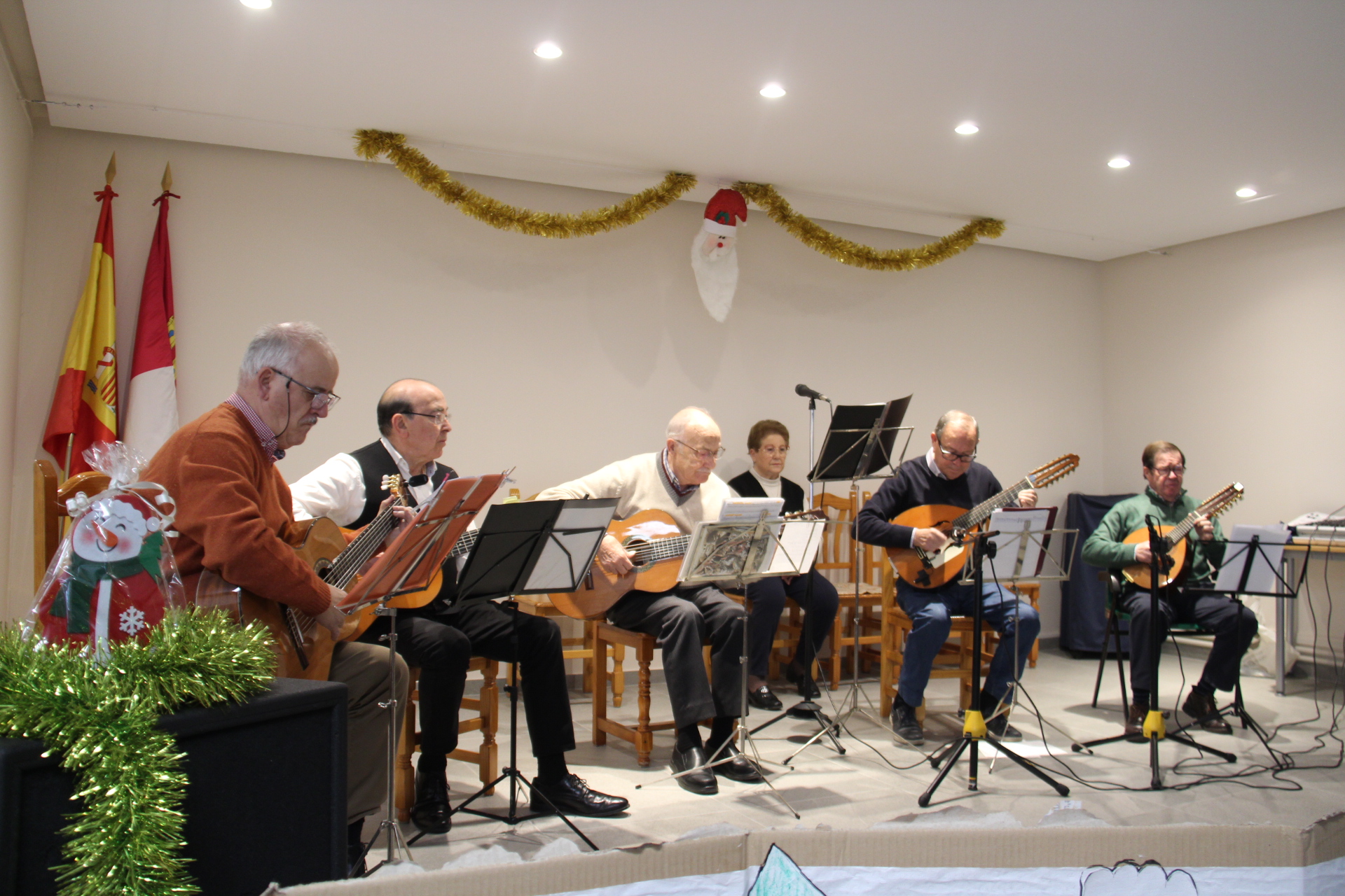 El Centro de Mayores de Alcázar de San Juan recibe a la rondalla y al grupo de baile manchego por Navidad