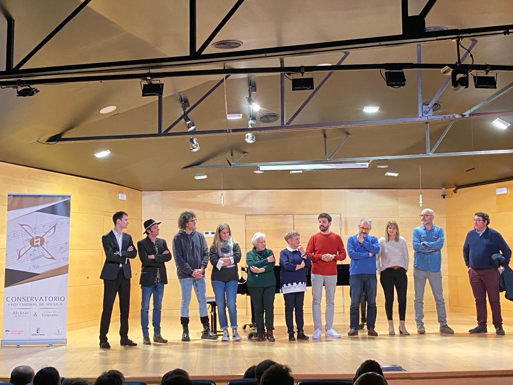 El cineasta Hugo de la Riva proyecta su cortometraje nominado a los Goya 2024, “Mañana Volveré”, en el Conservatorio Profesional de Música de Alcázar