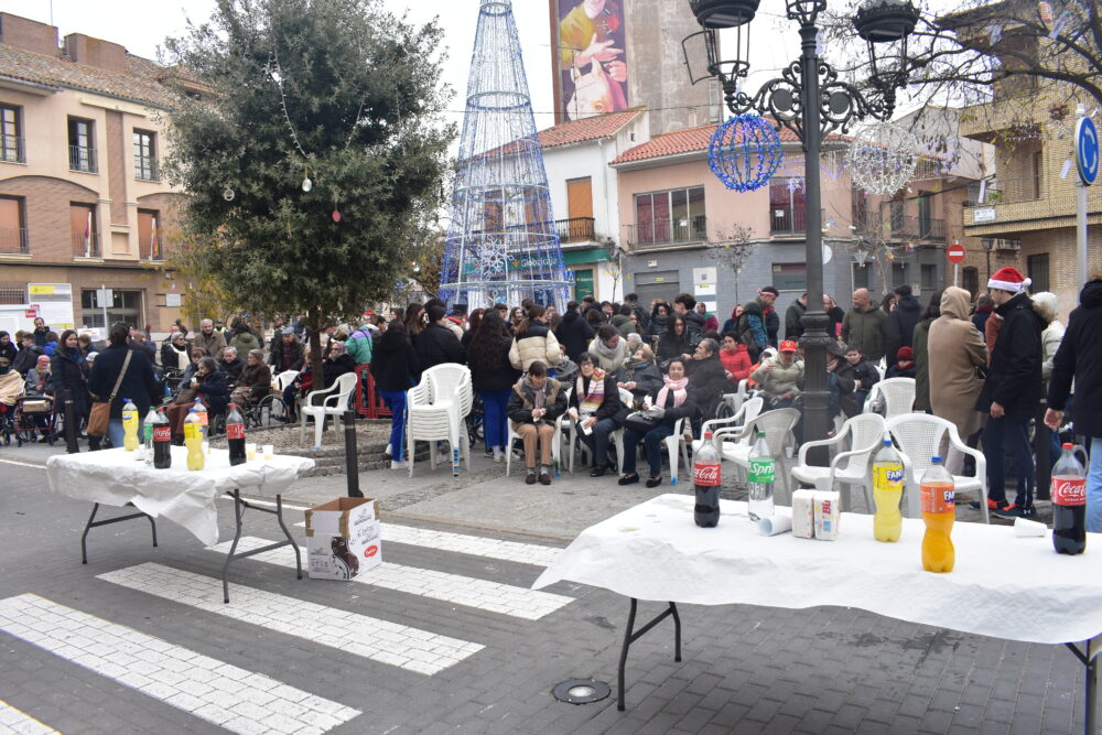 Felicitación de navidad para nuestros mayores y Asprodiq en la Plaza del Ayuntamiento de Quintanar de la Orden