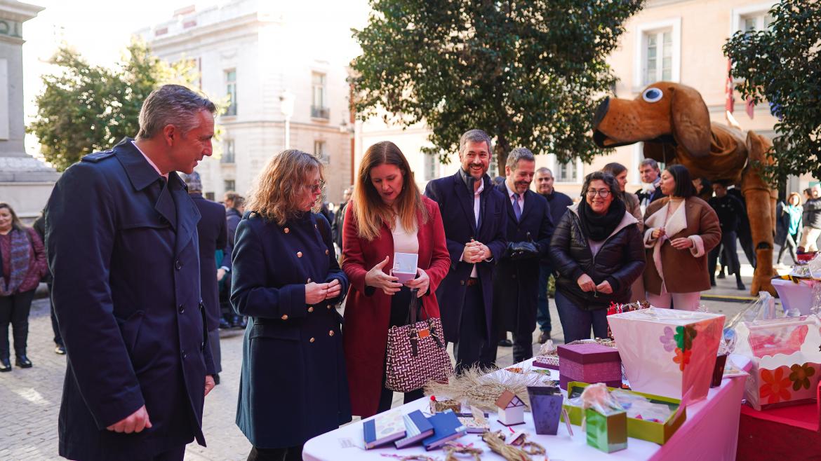 La Comunidad de Madrid inaugura en la Plaza de Pontejos un mercadillo navideño con artículos elaborados por entidades y productores locales