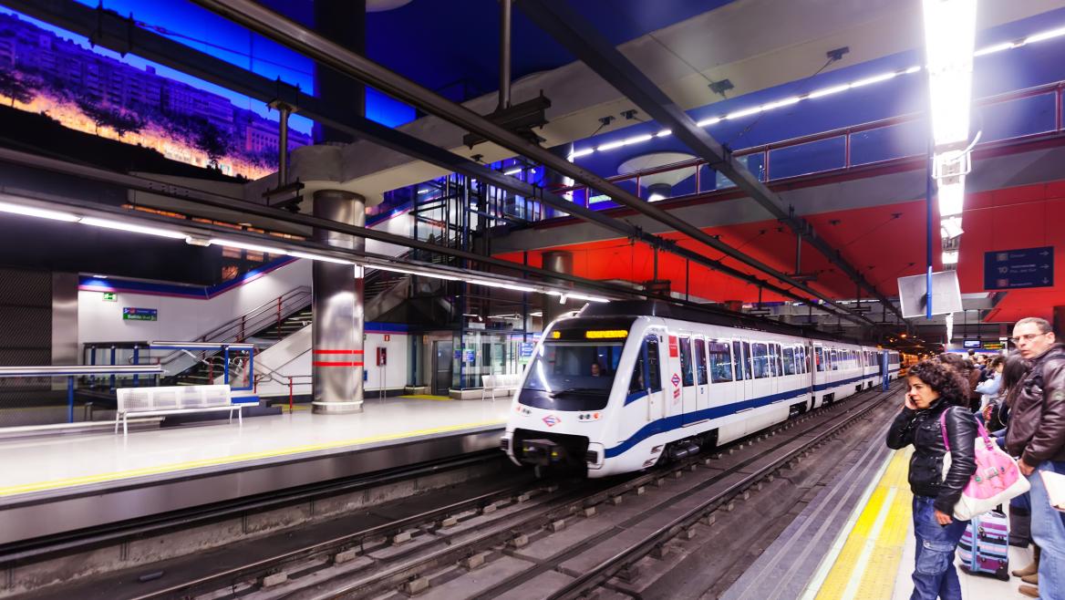 La Comunidad de Madrid instala avisadores acústicos y luminosos en todos los trenes de Metro para mejorar la accesibilidad