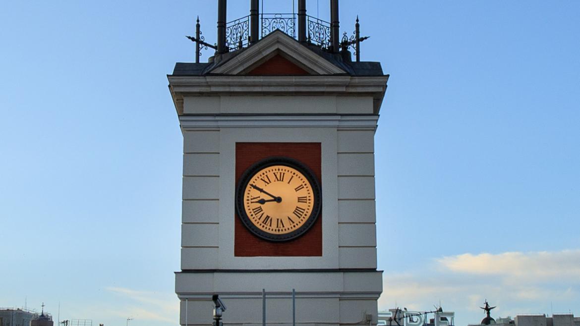 La Comunidad de Madrid presenta el catálogo virtual El reloj de la Puerta del Sol. ¿Te suena?, homenaje a uno de los principales emblemas de la capital