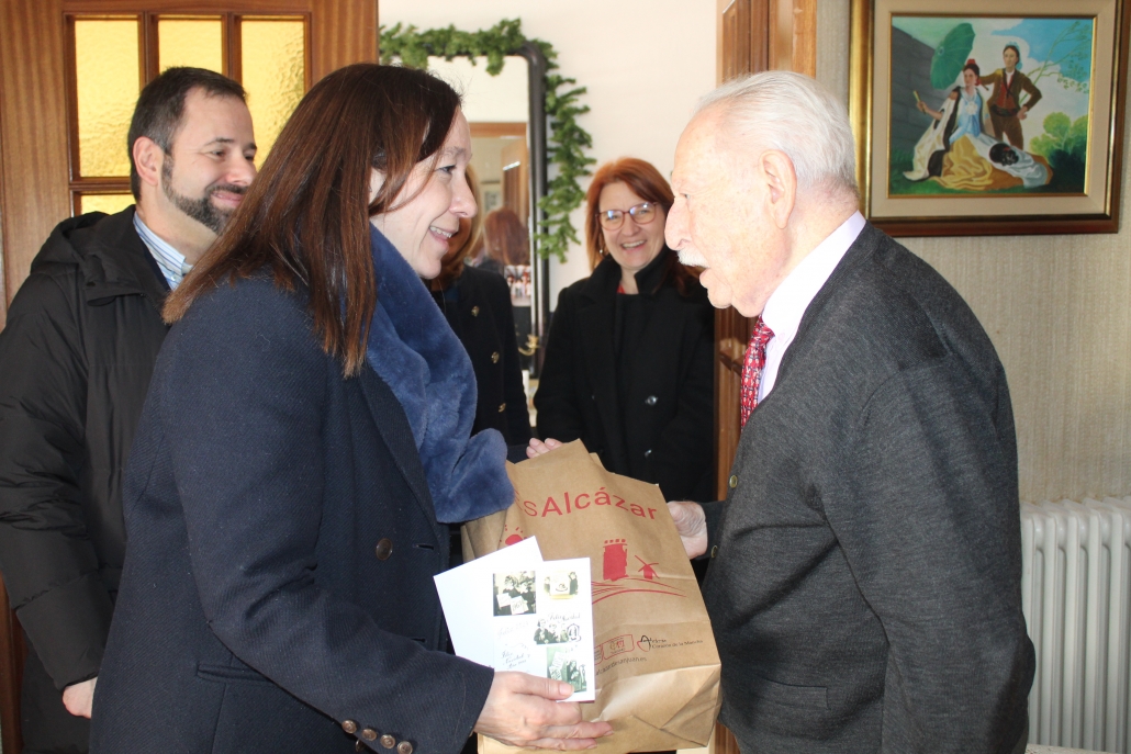 La alcaldesa visita al vecino Antonio Gallego para felicitarle por sus 100 años