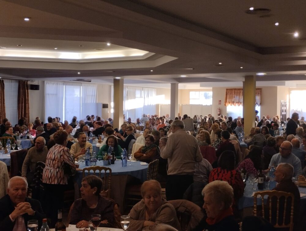 Multitudinario encuentro navideño de mayores en el Restaurante Castellano de Quintanar de la Orden