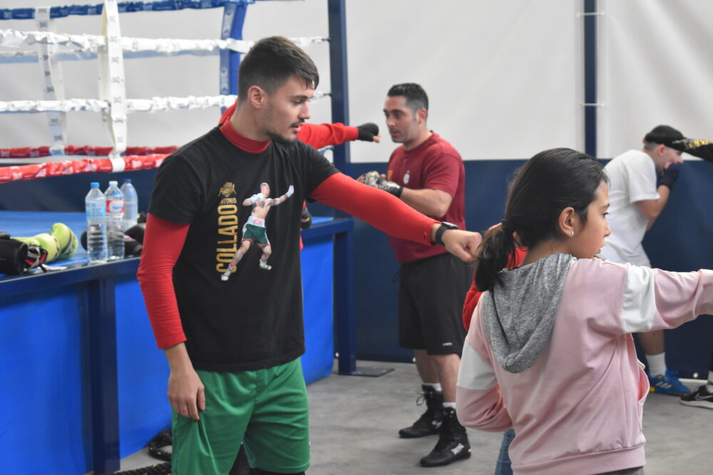 Nuestro campeón, Antonio Collado, imparte una masterclass de boxeo en Quintanar de la Orden