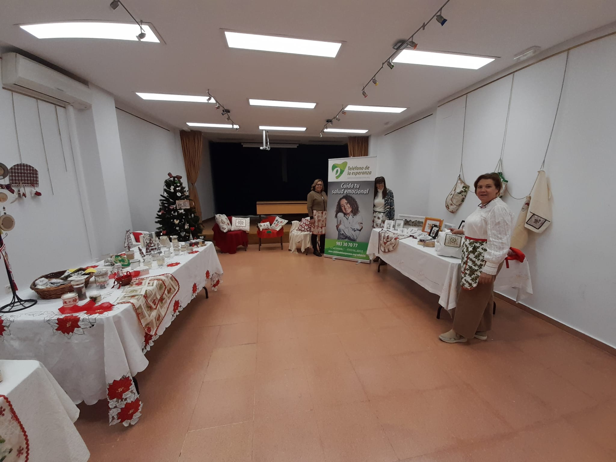 Sigue el mercadillo solidario de punto de cruz a favor del Teléfono de la Esperanza – Cabezón de Pisuerga