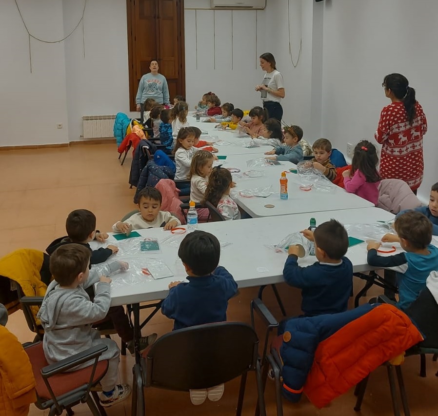 Tarde de manualidades organizada por la Biblioteca Municipal