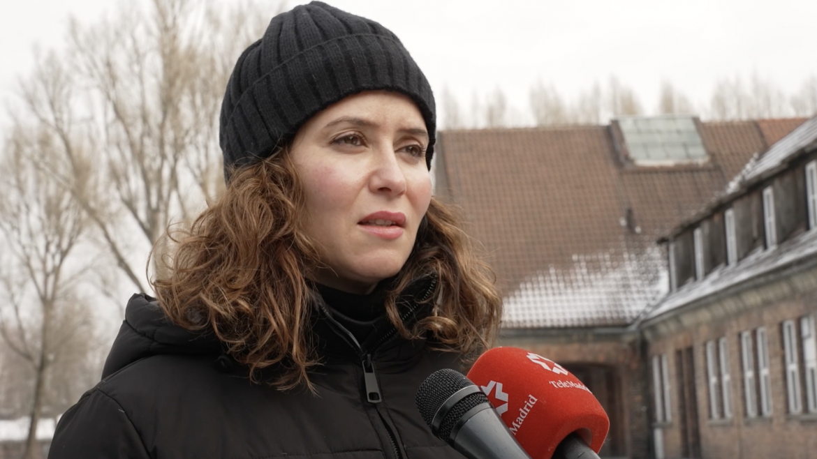 Díaz Ayuso recuerda a las víctimas del genocidio nazi en los campos de concentración de Auschwitz: “No debemos olvidar cómo se perdió la dignidad”