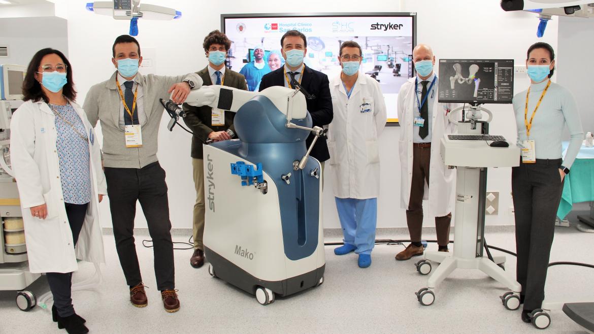 El Hospital Clínico San Carlos forma a médicos residentes madrileños en cirugía robótica en traumatología
