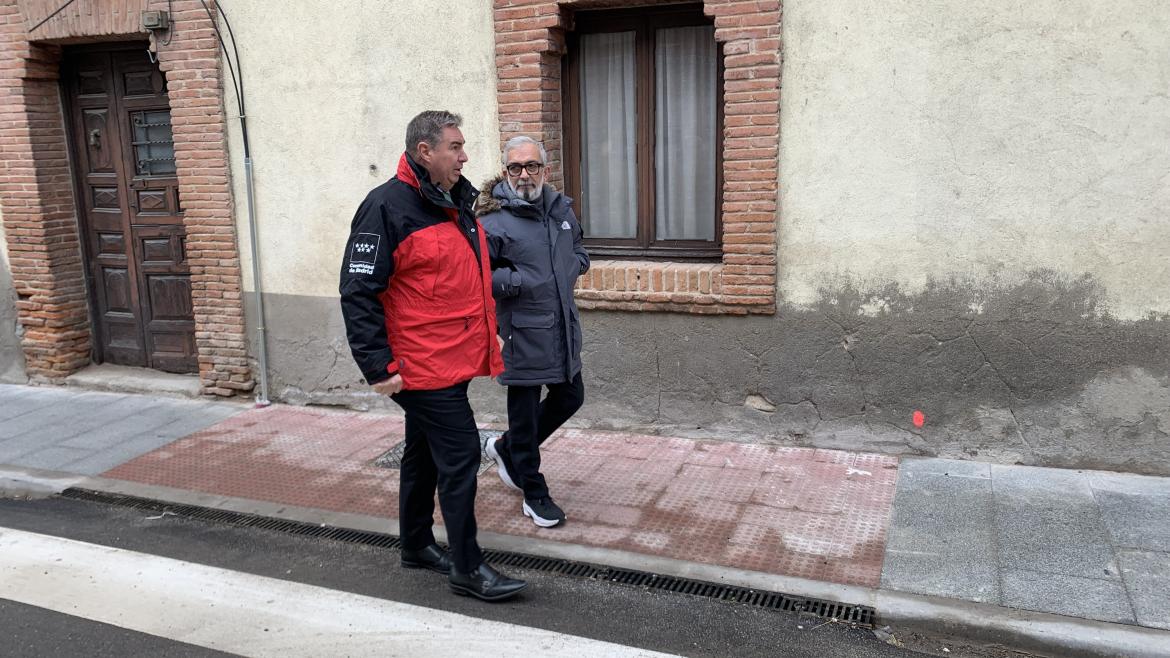 La Comunidad de Madrid renueva las aceras de una de las vías principales de Rascafría para mejorar su accesibilidad