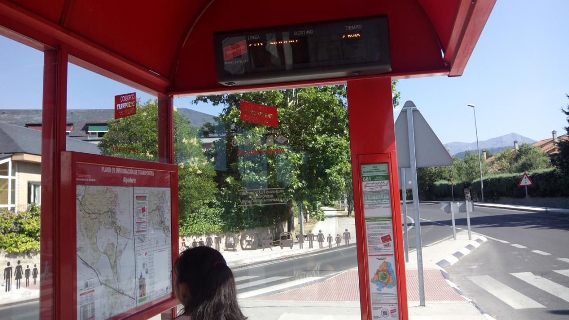 La Comunidad de Madrid renueva más de la mitad de las marquesinas de autobuses en Pozuelo de Alarcón y las adapta a personas con discapacidad