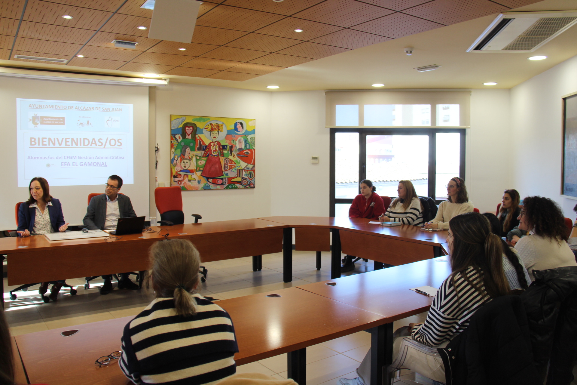 La alcaldesa recibe en el Ayuntamiento a los estudiantes de Administración de la EFA El Gamonal