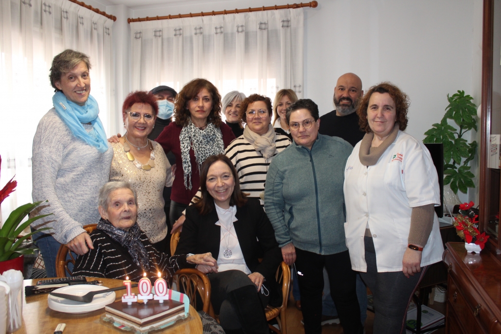 La alcaldesa visita a la vecina Josefa Romero en su 100 cumpleaños