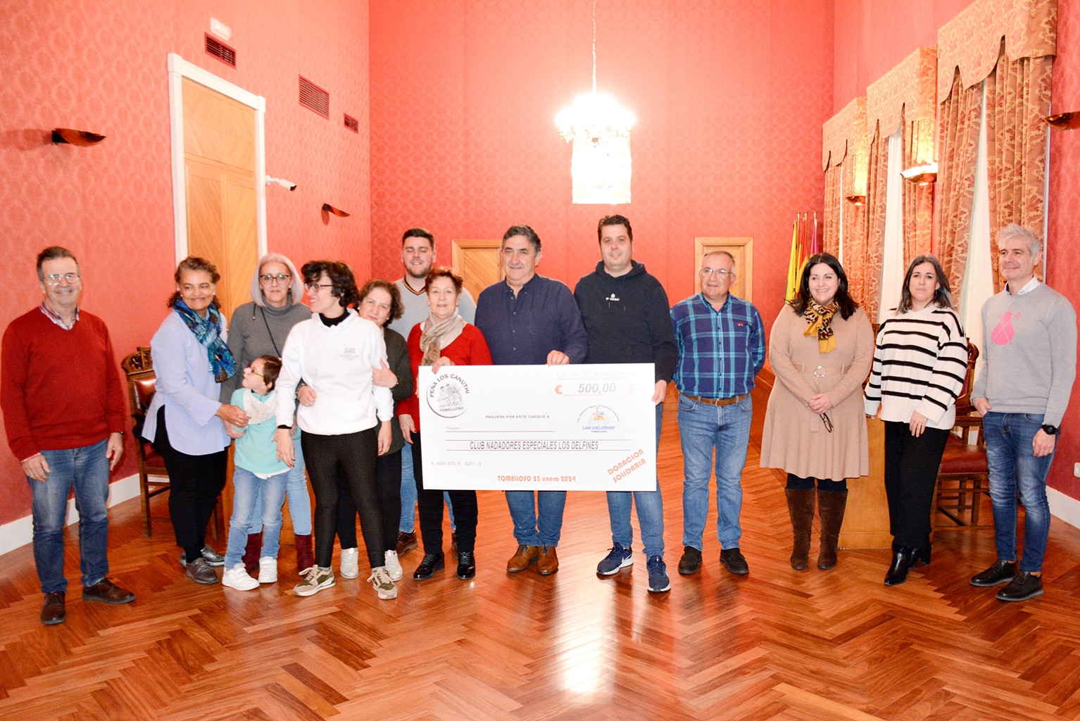 Los Canuthis entregan un donativo solidario de 500 € al Club Los Delfines