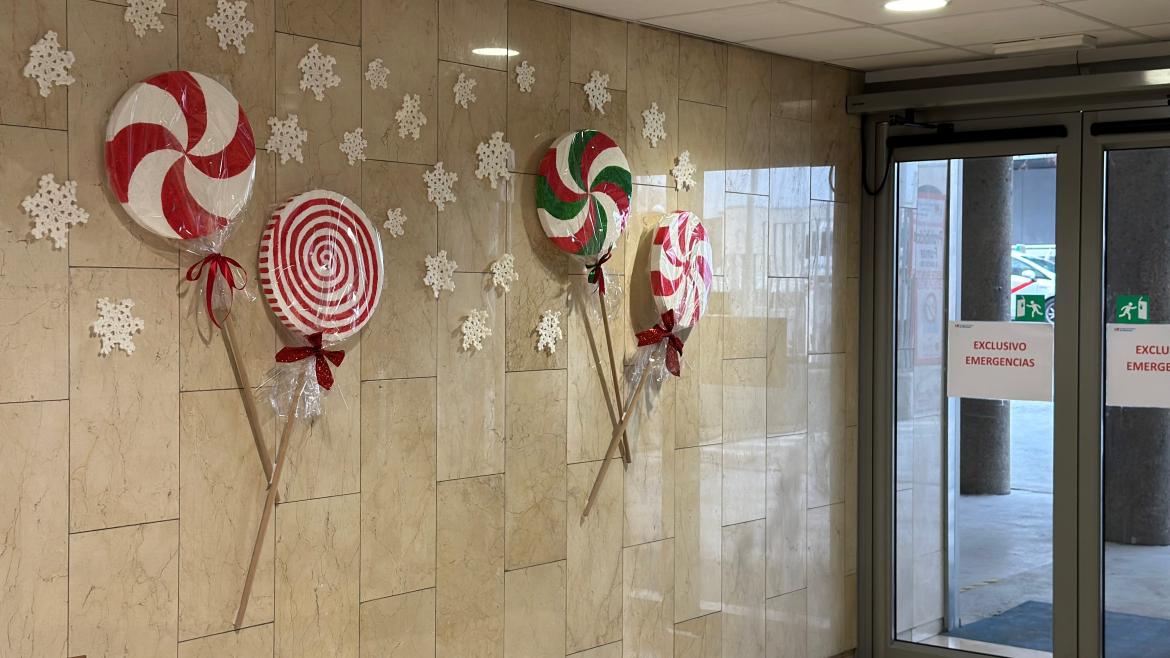 Pacientes y profesionales visten de Navidad el Hospital Universitario de Móstoles