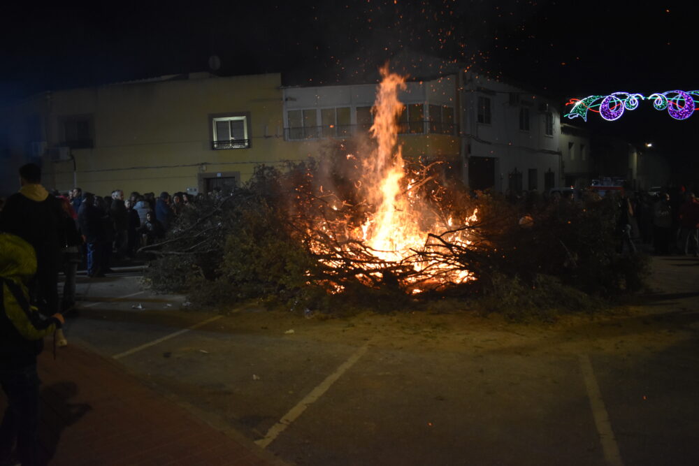 Quintanar de la Orden inauguró San Antón con la tradicional hoguera y un sprint infantil