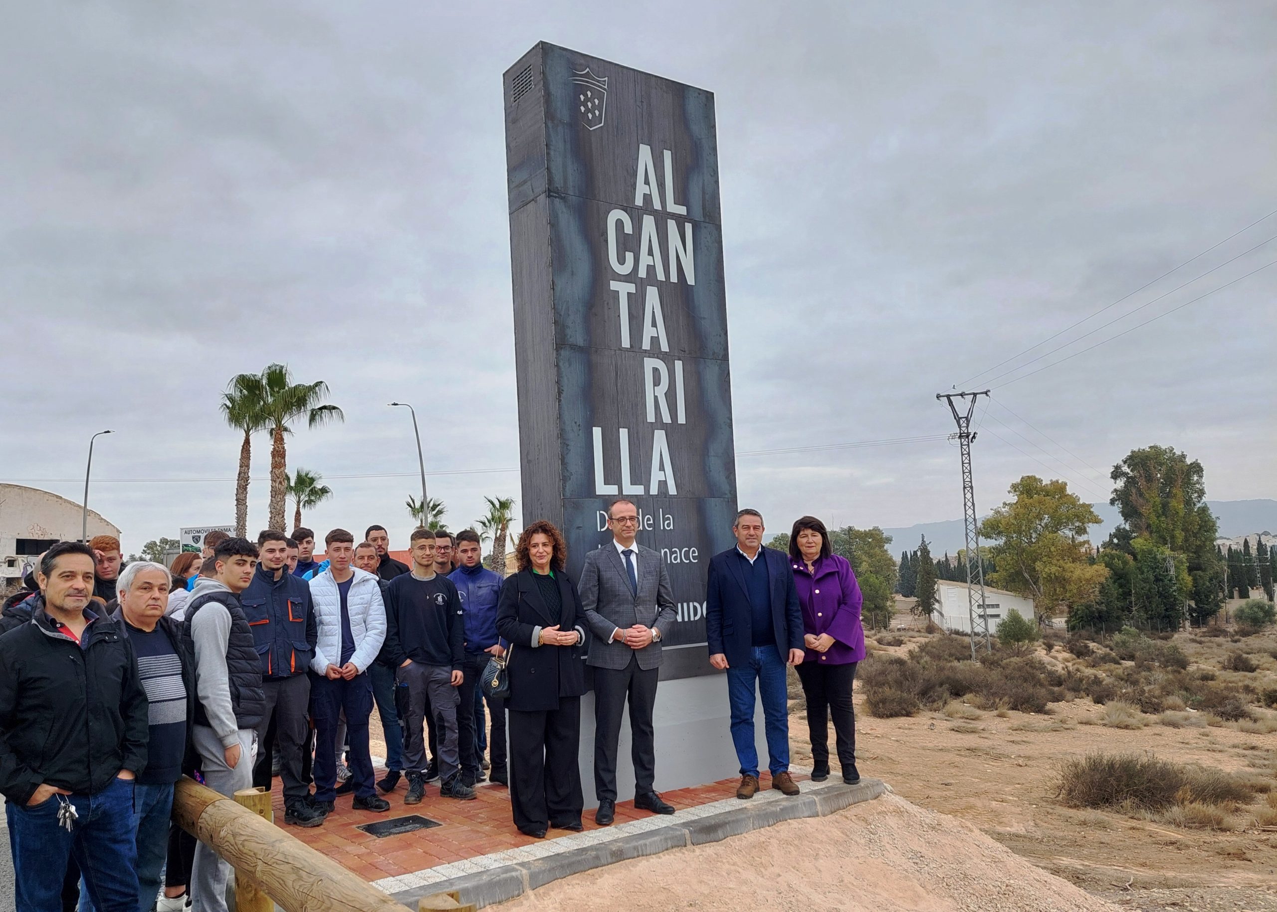 Un tótem luminoso elaborado por estudiantes del IES Sanje da la bienvenida a la entrada de Alcantarilla desde la autovía