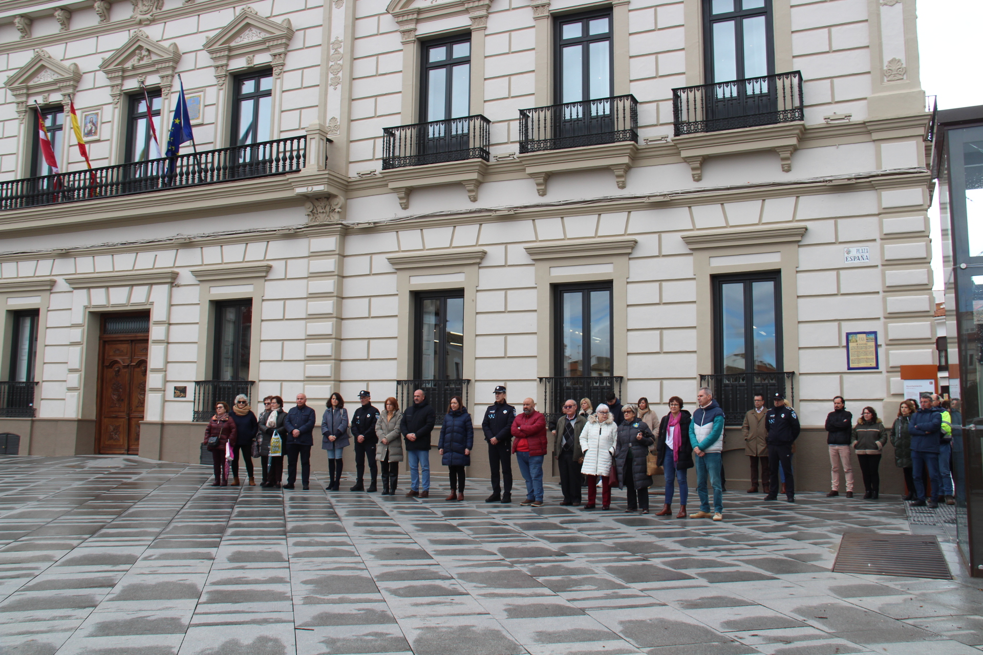 Alcázar se solidariza con los afectados por el incendio de Valencia con un minuto de silencio