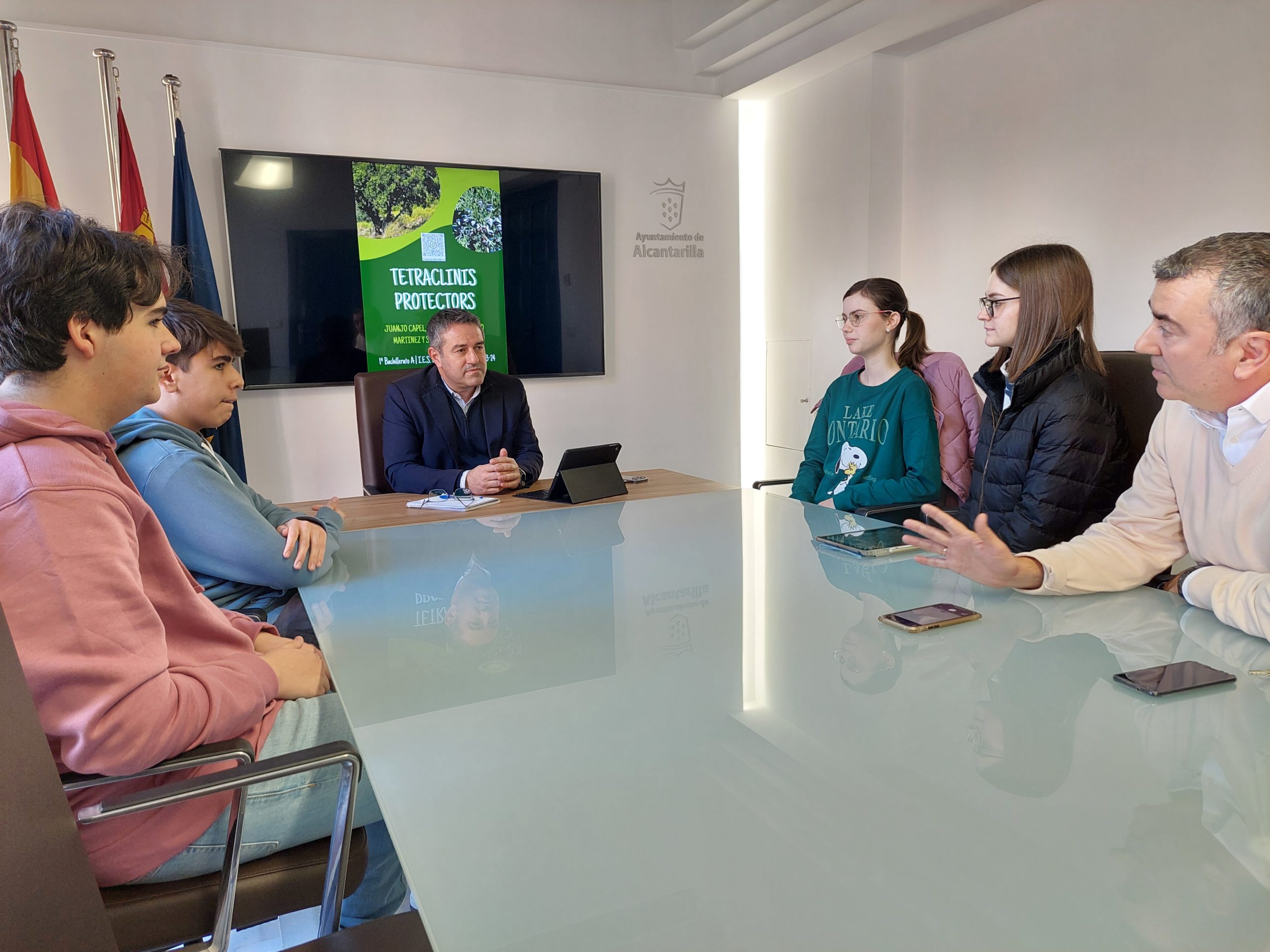 Alumnos del IES Salzillo preparan un proyecto para conservar una especie de árbol que solo crece en la Región de Murcia