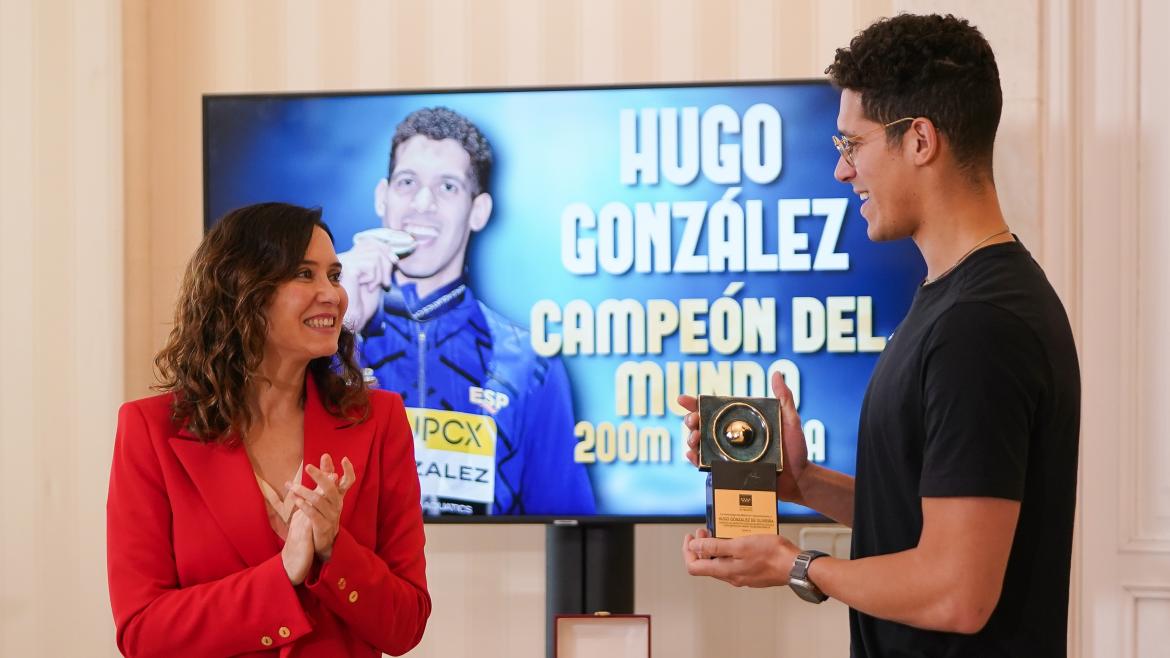 Díaz Ayuso felicita al nadador Hugo González por su campeonato del mundo y destaca su “ejemplo de humildad, talento, disciplina y sacrificio”