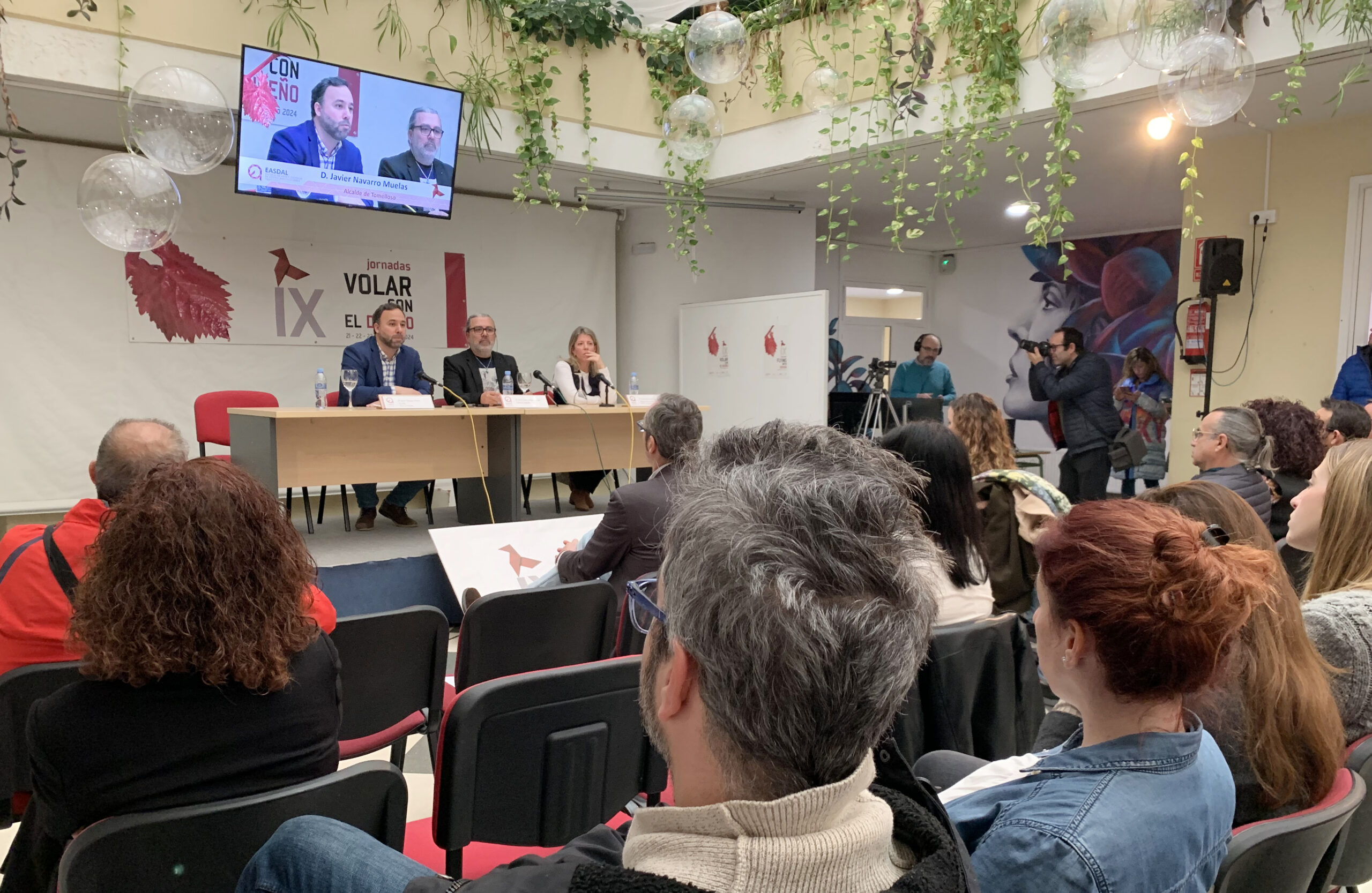 El alcalde destaca en la Escuela de Arte y Superior de Diseño la importancia de fomentar la “conexión entre alumnos y empresas” para posibilitar relaciones laborales