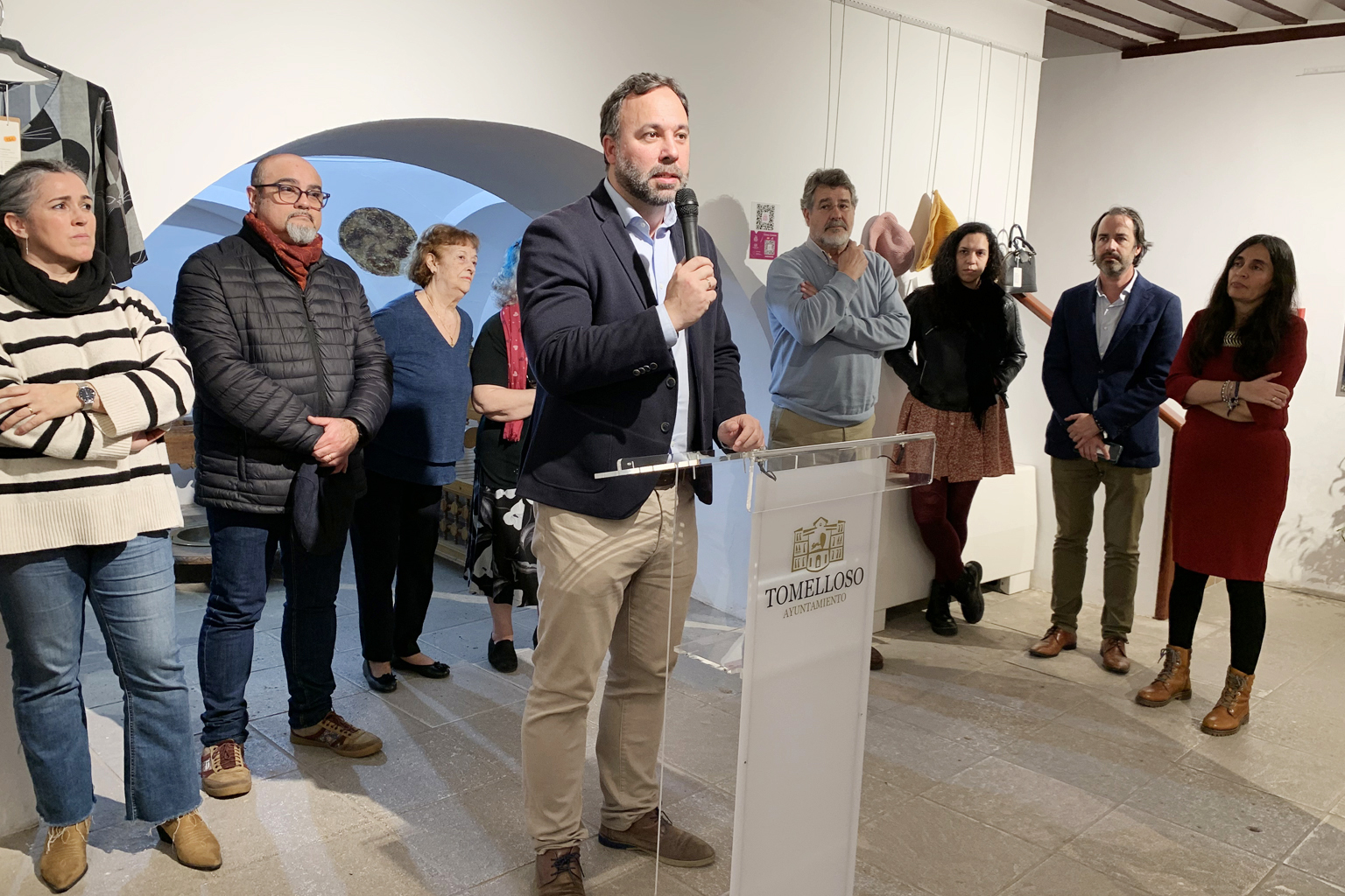 El alcalde destaca, en la inauguración del Rastrillo de la Asociación Española contra el Cáncer, el “innegable trabajo, esfuerzo y sacrificio” que realiza desinteresadamente la junta local