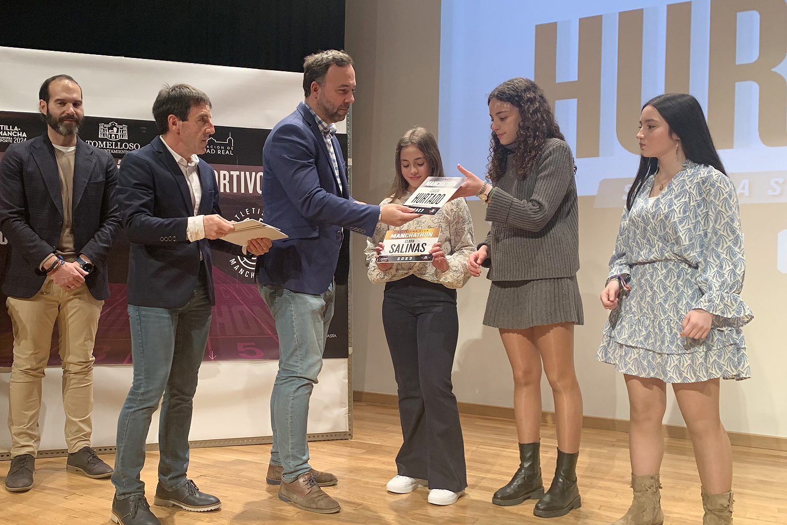 El alcalde felicita al Club Manchathon por sus éxitos deportivos, por fomentar el atletismo y por garantizar el relevo generacional