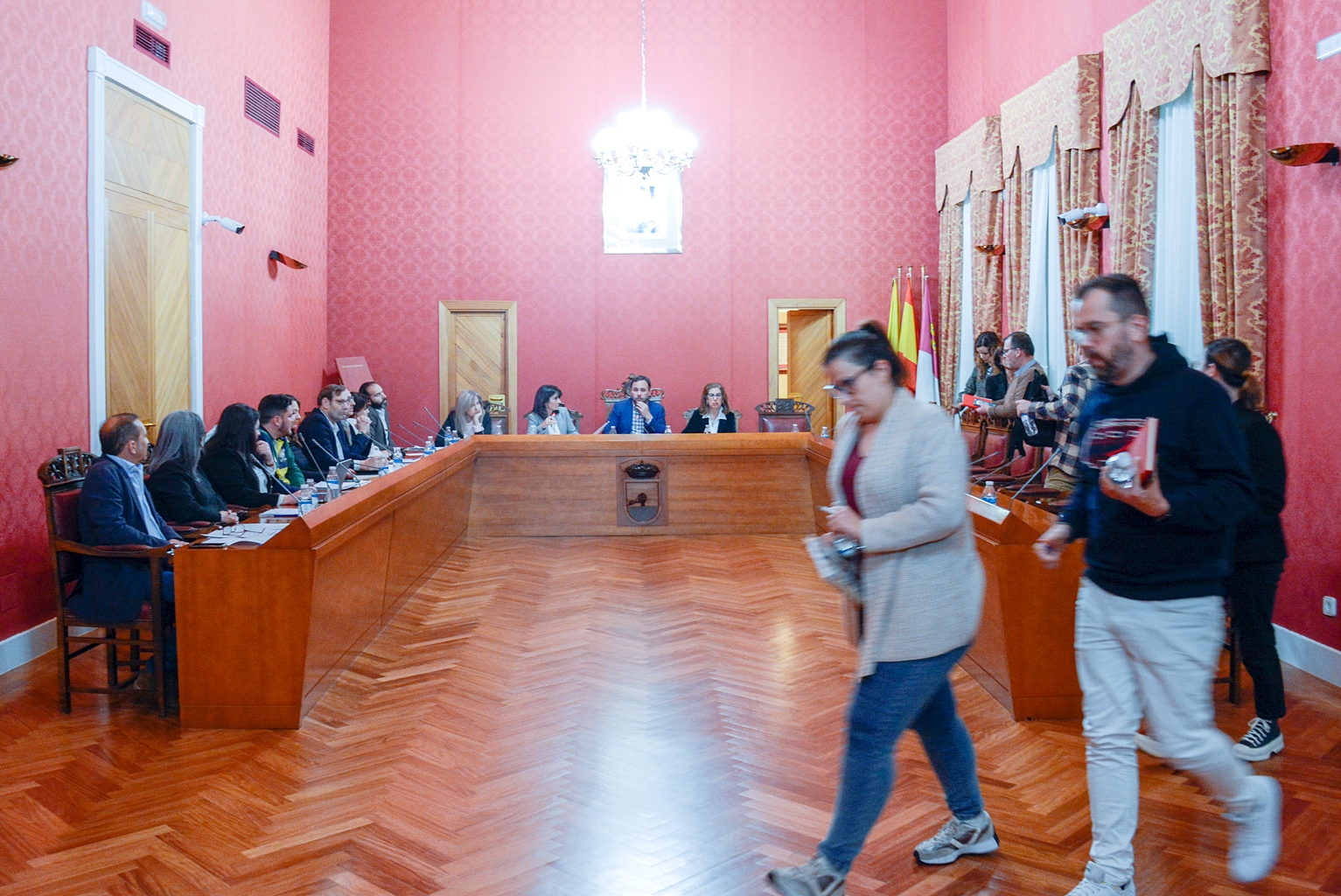 El grupo socialista abandona el pleno renunciando a debatir una moción de apoyo a los agricultores y ganaderos y otra contra la ocupación ilegal
