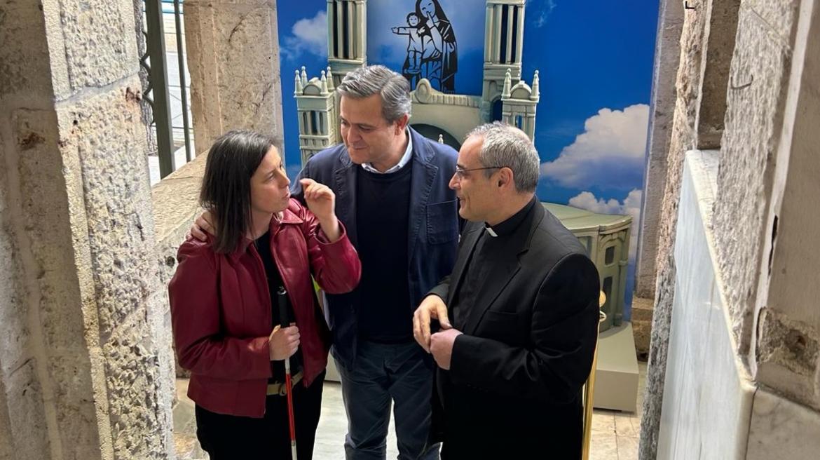 La Comunidad de Madrid entrega a la parroquia de Maudes una maqueta para que sus feligreses sordociegos conozcan la iglesia de forma táctil