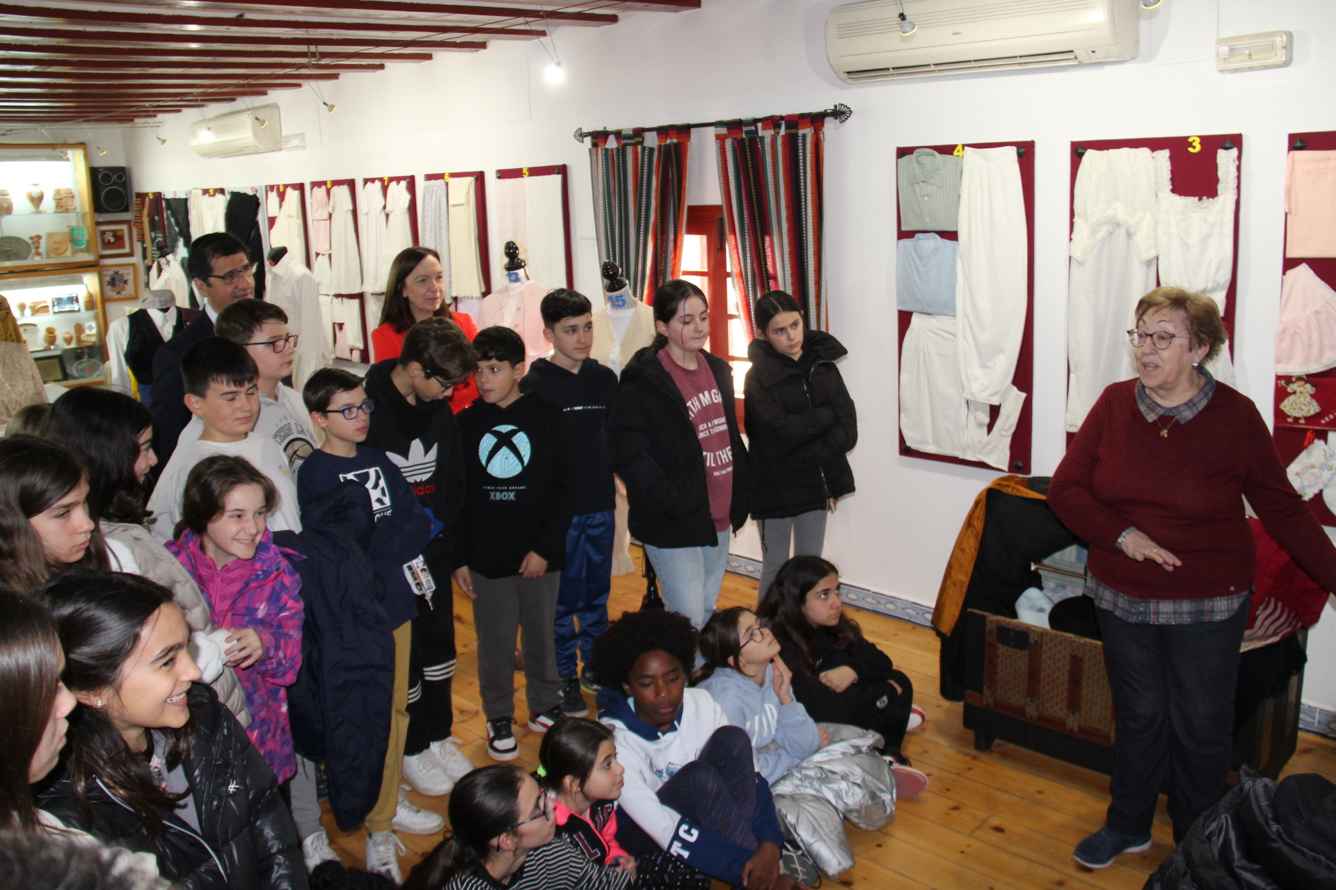 La alcaldesa visita el Taller de Folklore junto con el vicepresidente segundo de Castilla-La Mancha