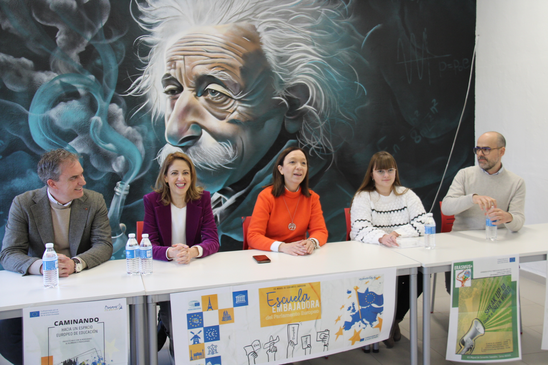La eurodiputada Cristina Maestre visita la remodelada biblioteca del I.E.S. Miguel de Cervantes