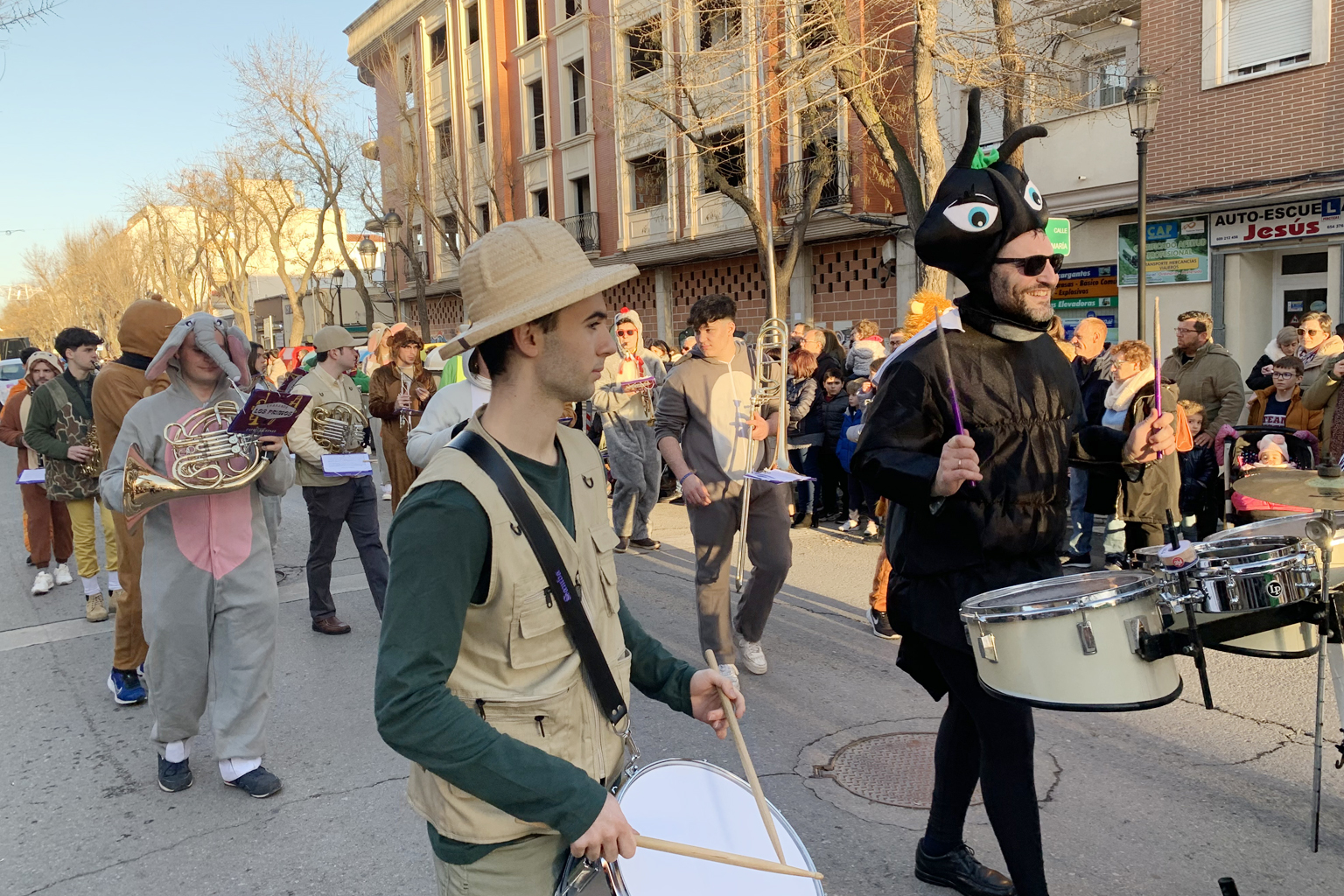 Las peñas locales han cerrado los desfiles de Carnaval con ritmos vibrantes, mucho colorido y unas notas de sentido del humor