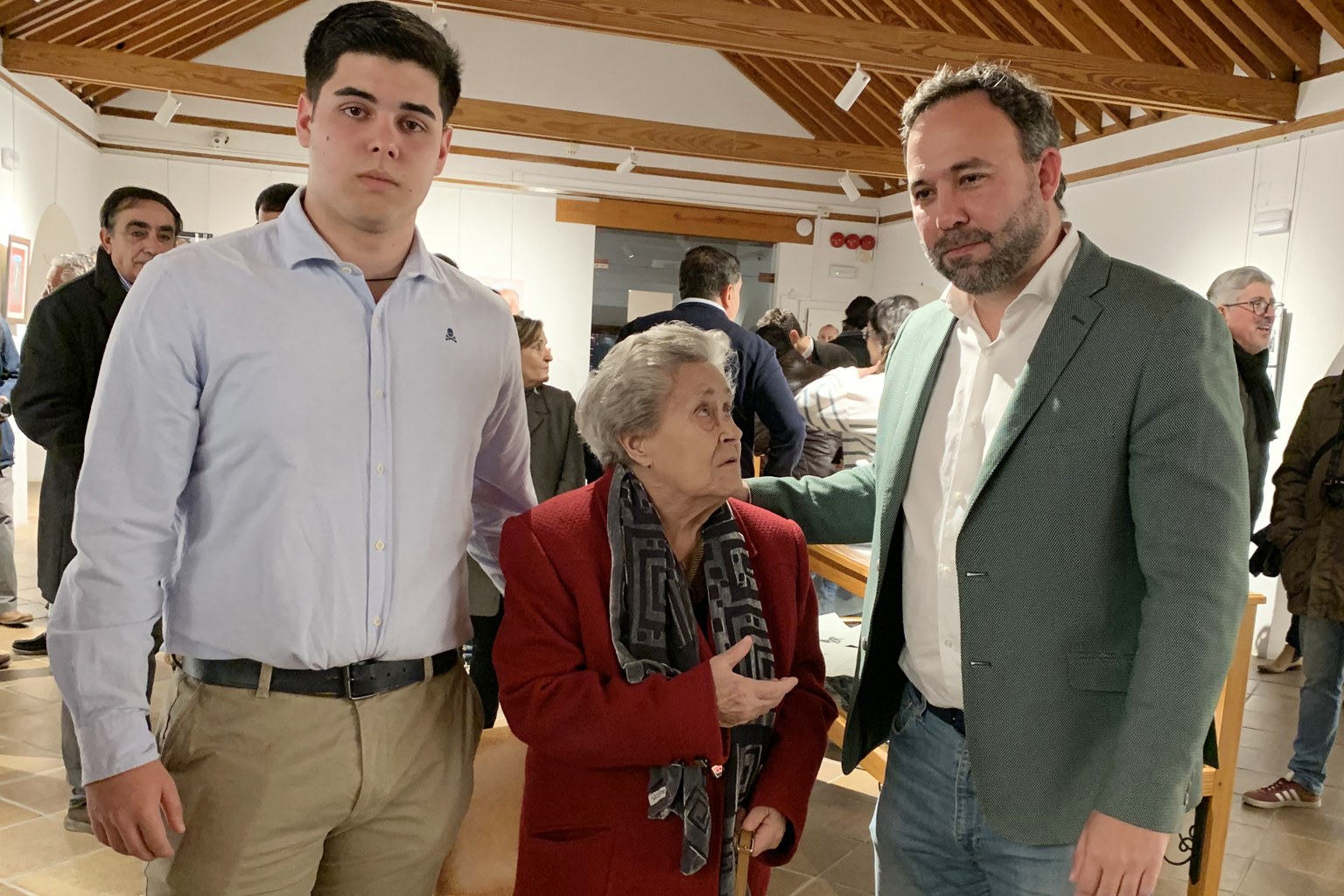 Navarro inaugura la exposición dedicada a Pedro Salinas, creador de El Gañán Enmascarado, resaltando su “genialidad desbordante” como artista