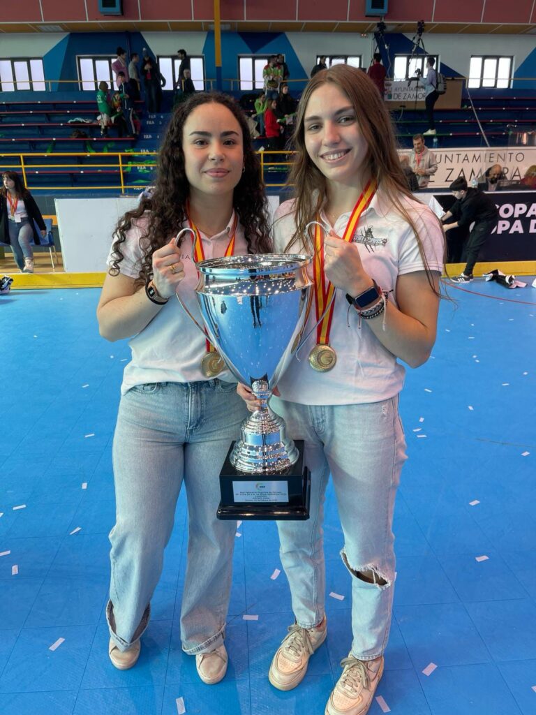 Paula Prado  y Sonia Abón, integrantes del  CPLV Munia Panteras,  se han proclamado campeonas de La Copa de SM La Reina de hockey línea