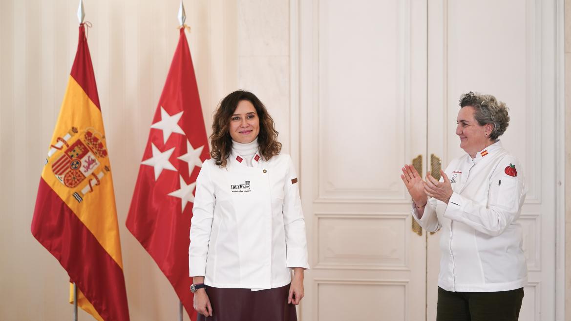 Díaz Ayuso, distinguida con la chaquetilla de Embajadora de la Mujer en la Gastronomía