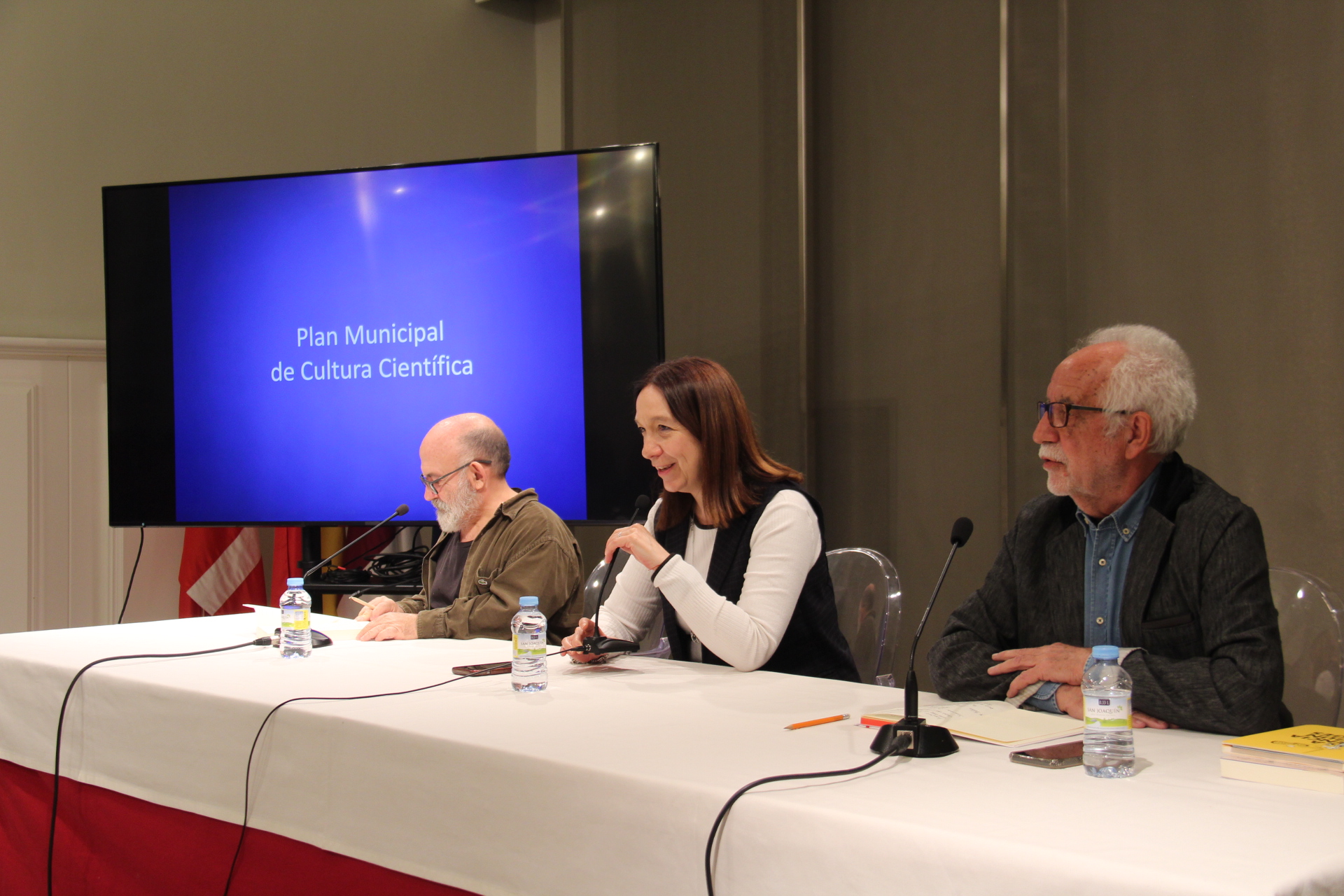 El Salón Noble acoge la presentación el Plan Municipal de Cultura Científica junto con un coloquio sobre el libro “Alessandro Volta. El triunfo de la electricidad”