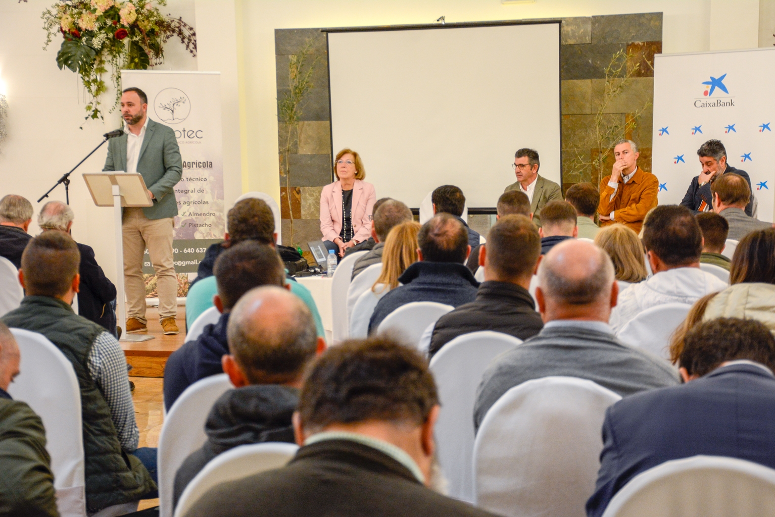 El alcalde inaugura el I Forum del Olivar mostrando su apoyo a los agricultores y su compromiso con el sector