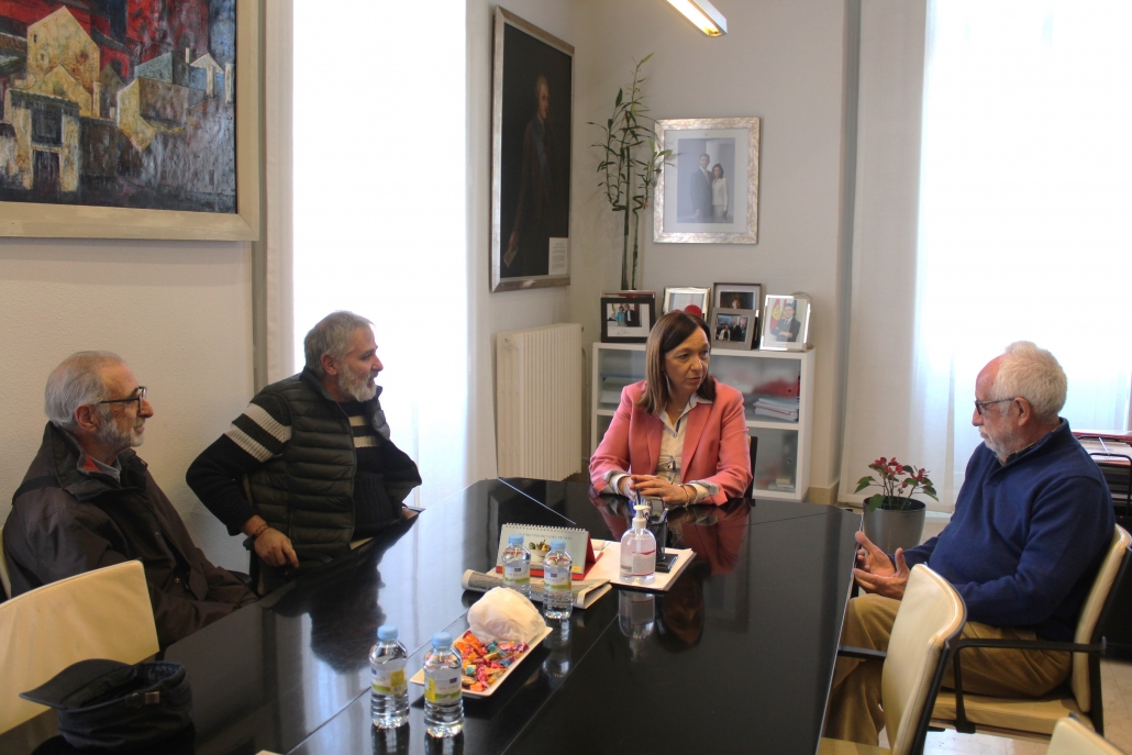El historiador Jesús Lizcano se compromete a legar su patrimonio a la ciudad de Alcázar en una reunión con la alcaldesa
