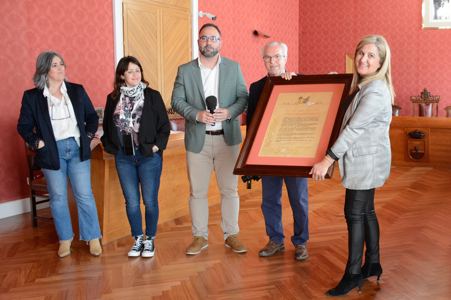 Javier Navarro da la bienvenida a los participantes en el intercambio cultural Tomelloso-Niort