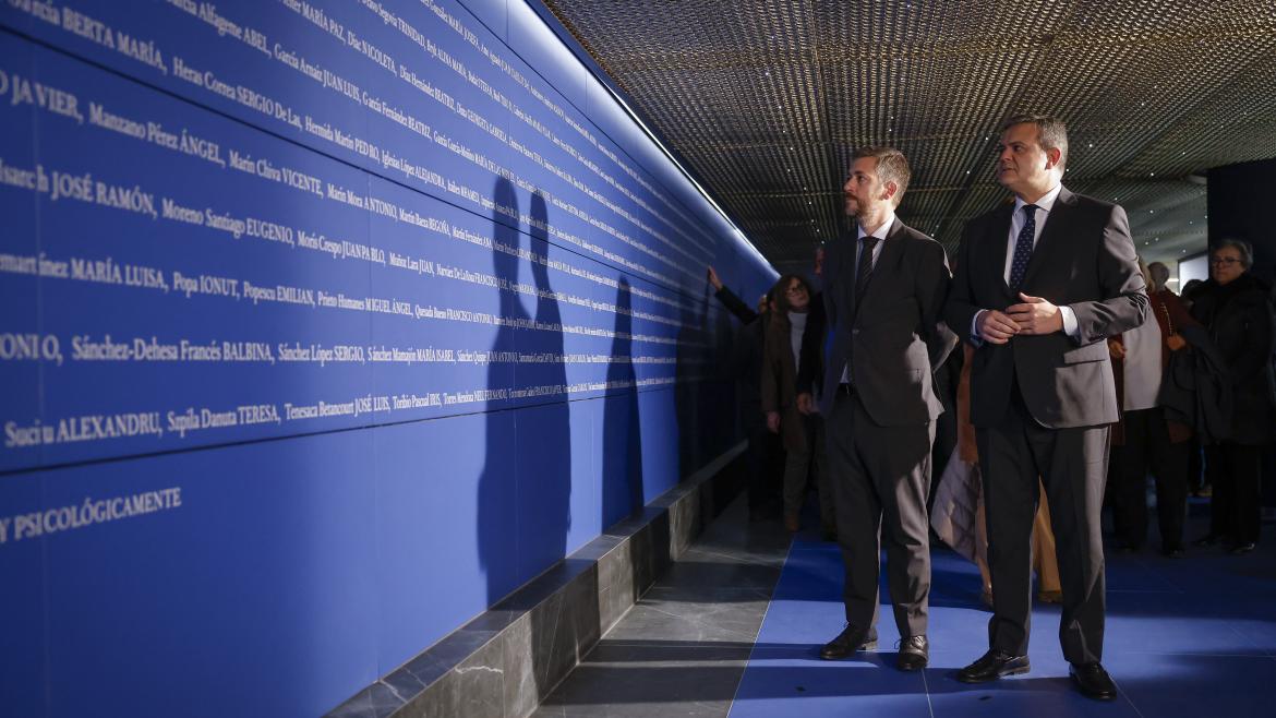 La Comunidad de Madrid ilumina el cielo de Atocha con un haz de luz azul en homenaje a las víctimas de los atentados del 11 de marzo de 2004