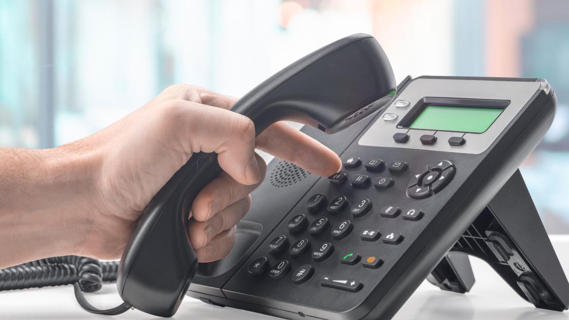 La Comunidad de Madrid invierte en atención telefónica gratuita a personas en situación de dependencia