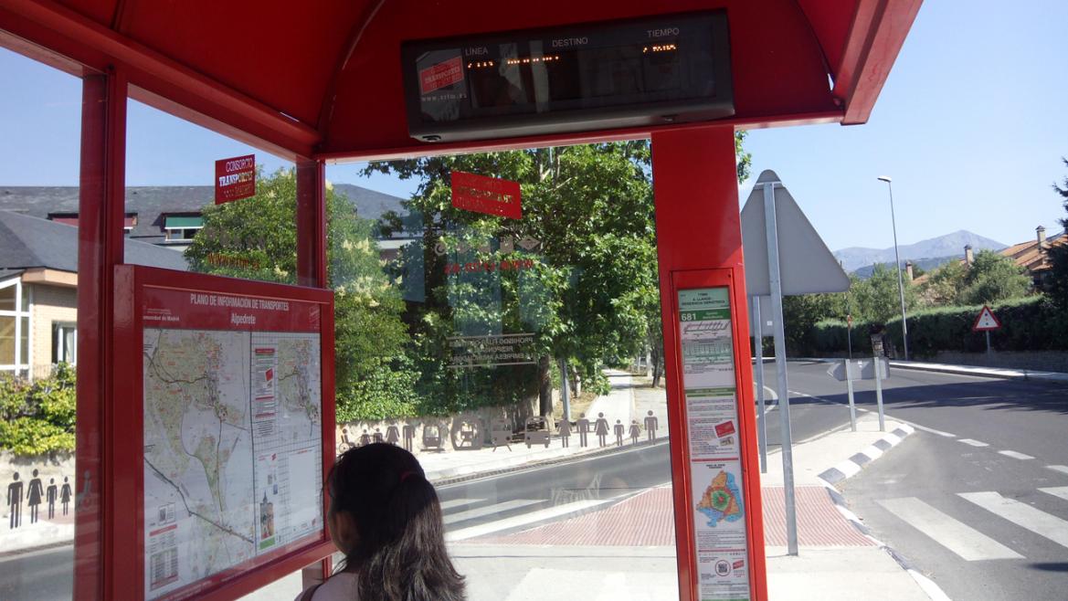 La Comunidad de Madrid renueva 349 marquesinas y más de 800 postes de paradas de autobuses interurbanos de la red autonómica